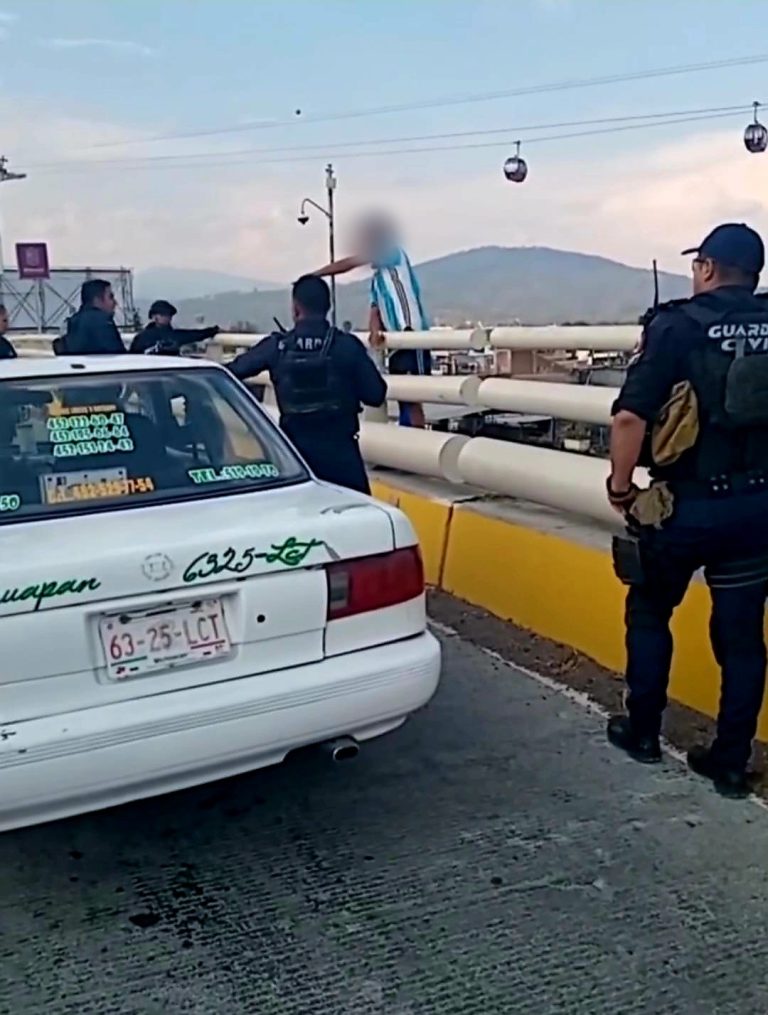 Joven amaga con arrojarse de puente en Uruapan; policías evita tragedia