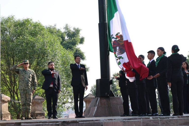 Morelia honra su historia en ceremonia de izamiento por su 485 aniversario