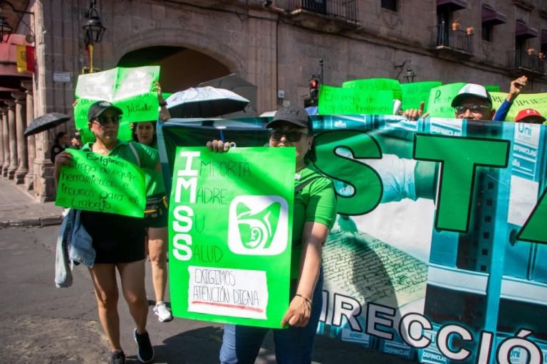 STASPE exhibe crisis en el IMSS; cirugías tardan hasta un año y pacientes deben comprar insumos