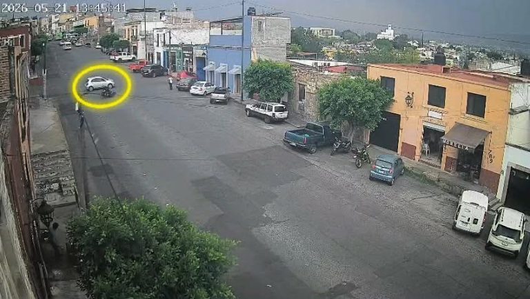 Cámara capta derrape y choque de motociclista contra auto en el Centro de Morelia