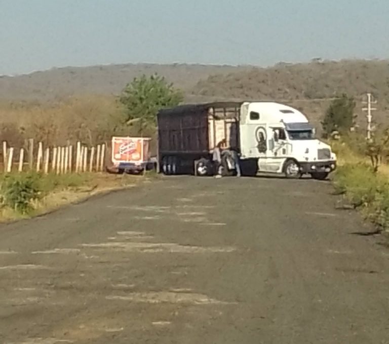 Delincuentes realizan bloqueo carretero en Villamar
