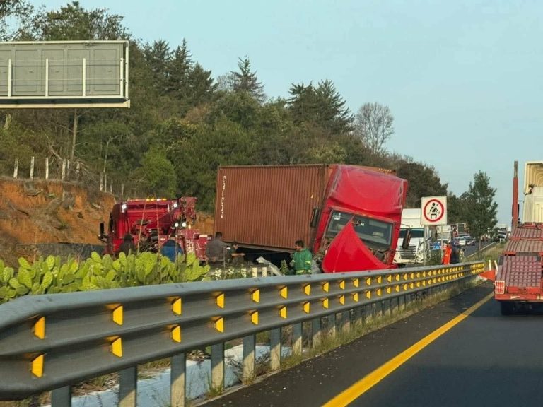 Se registra accidente de tractocamión en la Siglo XXI, tramo Pátzcuaro-Uruapan