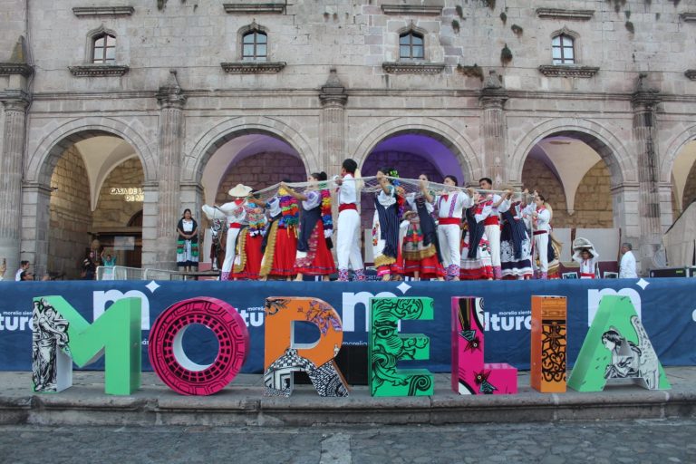 Plaza Valladolid se llenó de música, baile y tradición, con el espectáculo “Morelia siente la danza”
