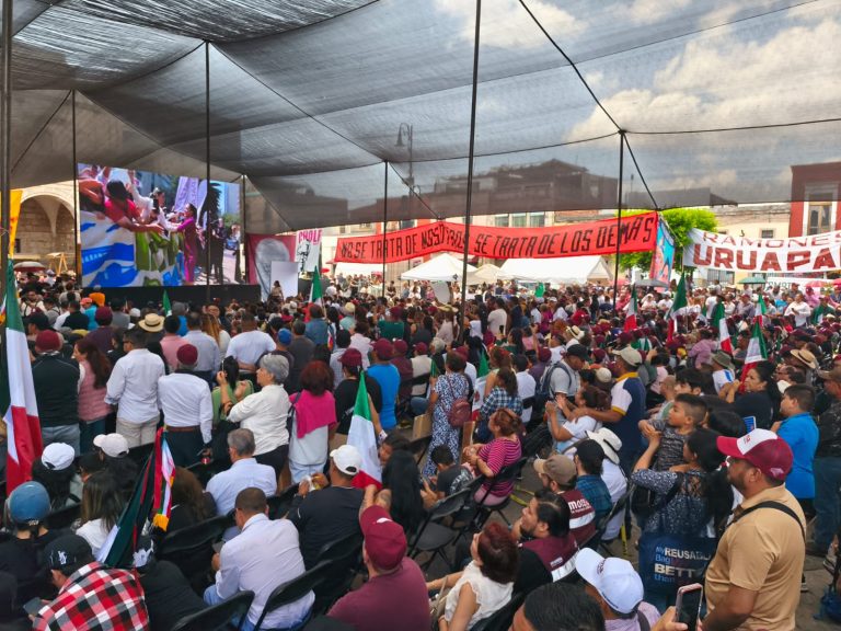 Cientos siguen discurso de Sheinbaum en Morelia