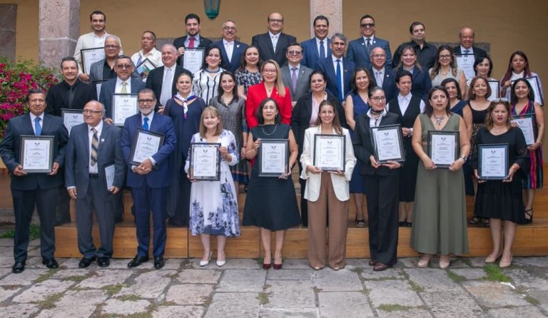 Recibe Jorge Álvarez Banderas reconocimiento al mérito a la excelencia educativa de la Red Juntos por Michoacán