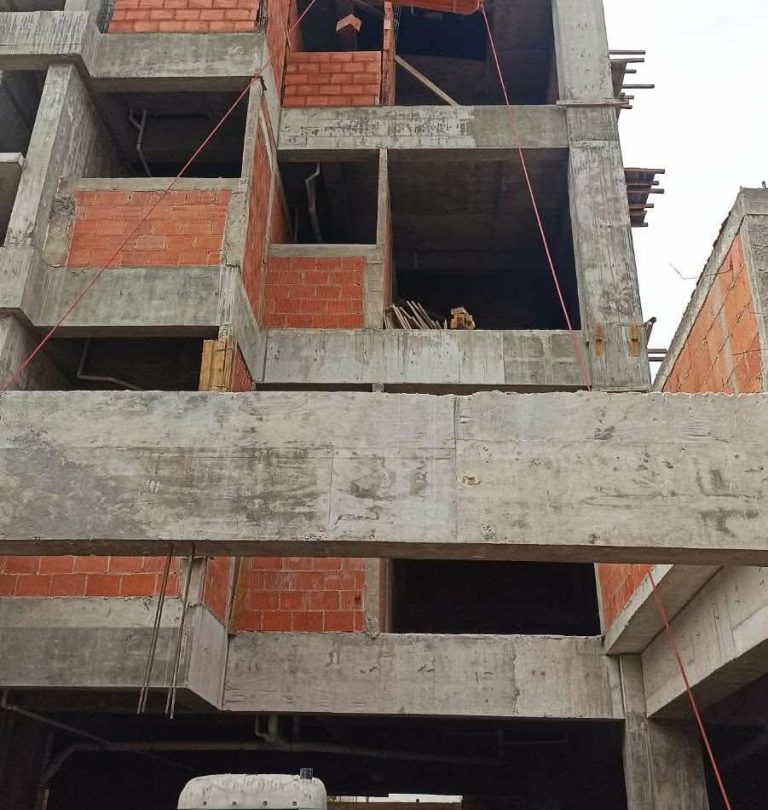 Albañil cae de tres metros de altura y se encaja una varilla, al sur de Morelia