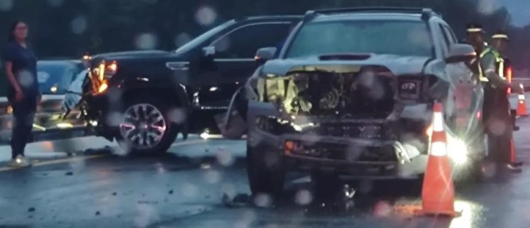 Se registra choque entre dos camionetas en la autopista Siglo XXI