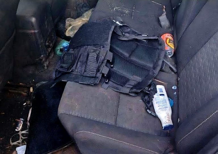 Aseguran dos vehículos robados y chalecos tácticos en Pátzcuaro