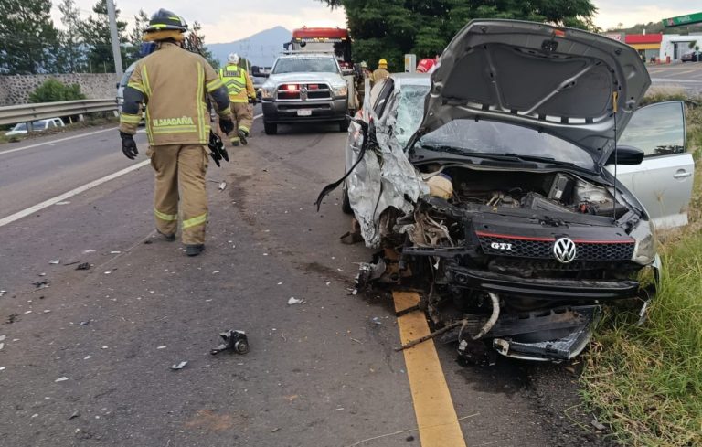 Fallece Mujer en choque vehicular sobre la carretera Morelia-Pátzcuaro; hay un herido