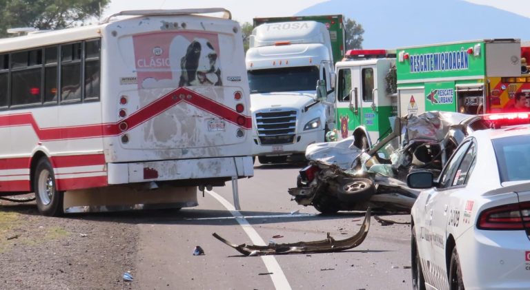 Brutal choque entre camión de pasajeros y auto deja un muerto y cutro heridos leves en Zamora