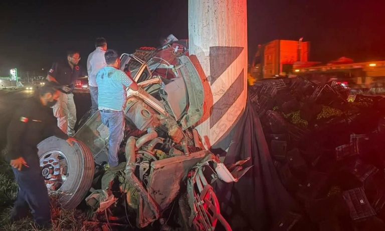Camión limonero choca contra base de puente en la Morelia-Pátzcuaro; hay un muerto y un herido
