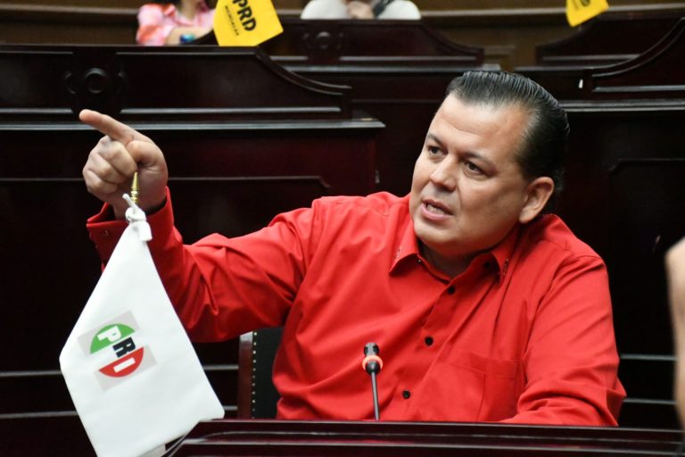 Acarreo y derroche descarado de recursos públicos en las movilizaciones de Morena: Memo Valencia