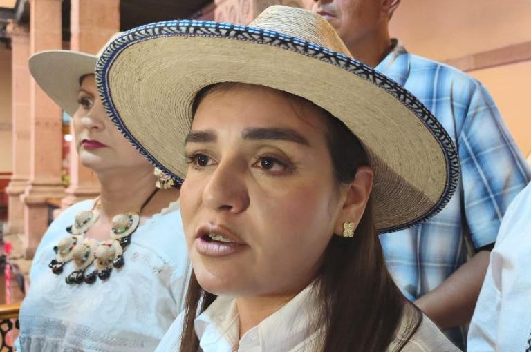 Grecia Quiroz acude a FGR para que atraiga caso de Carlos Manzo