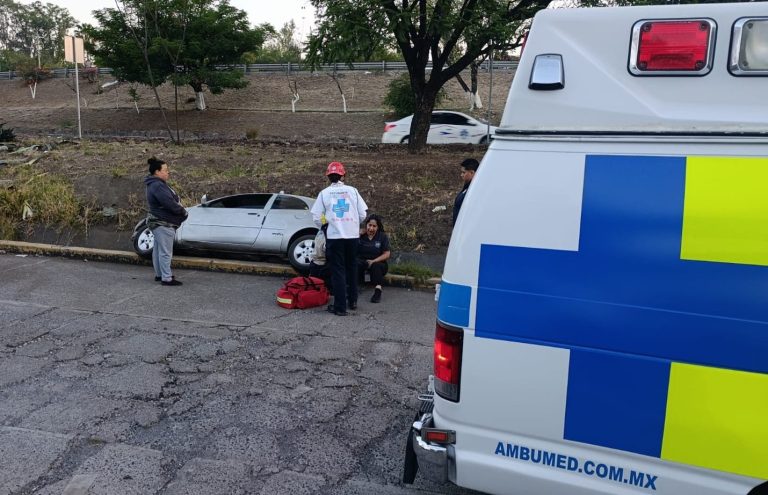 Conductora resulta con algunas lesiones tras volcadura registrada cerca del Tecnológico de Morelia