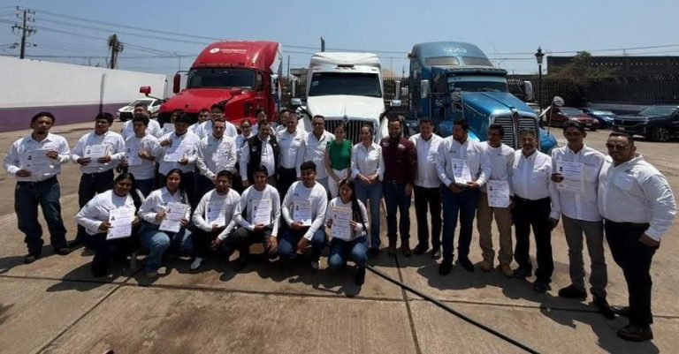 Egresa la primera generación de operadores de tractocamión en Lázaro Cárdenas