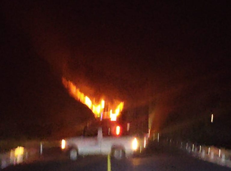 Pipa se incendia tras choque contra tractocamión, en la autopista Siglo XXI