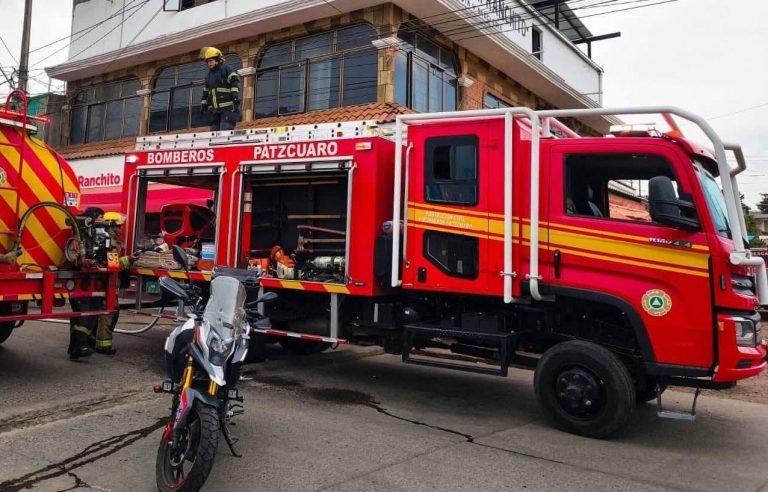Incendio en parte alta de tienda de abarrotes moviliza a bomberos de Pátzcuaro