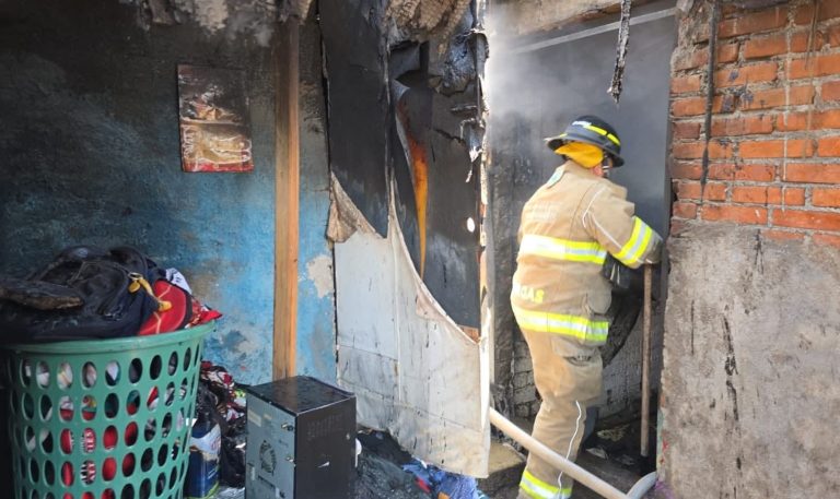 Se registra incendio de domicilio en la colonia Vicente Lombardo Toledano, de Morelia