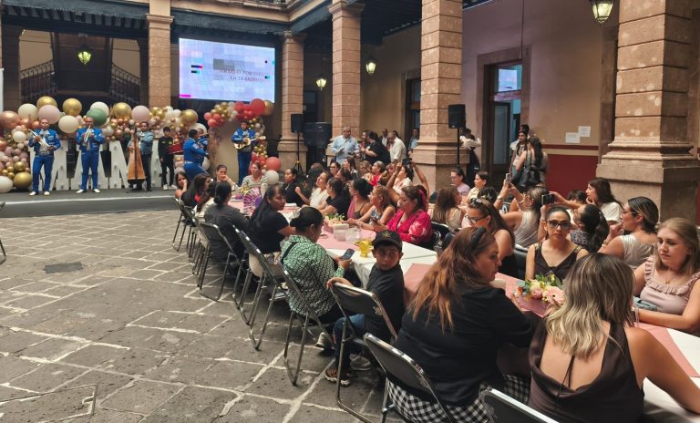 Entre flores y unicel, celebra Congreso del Estado a madres diputadas y trabajadoras