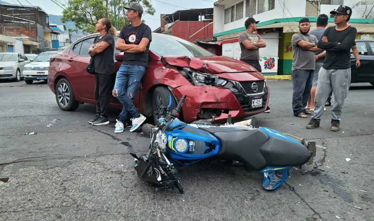 Jovencita lesionada en choque de moto y auto, en la colonia El Jazmín de Uruapan