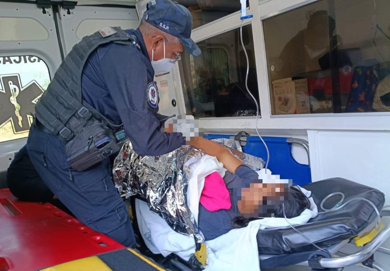 Paramédicos atienden parto en la colonia La Aldea, de Morelia