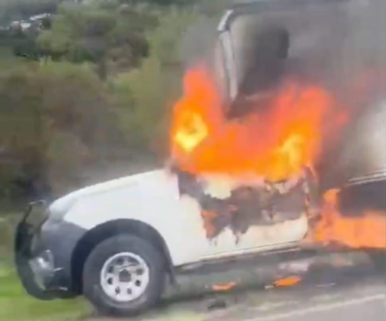 Sujetos armados queman camioneta en la carretera Morelia-Quiroga