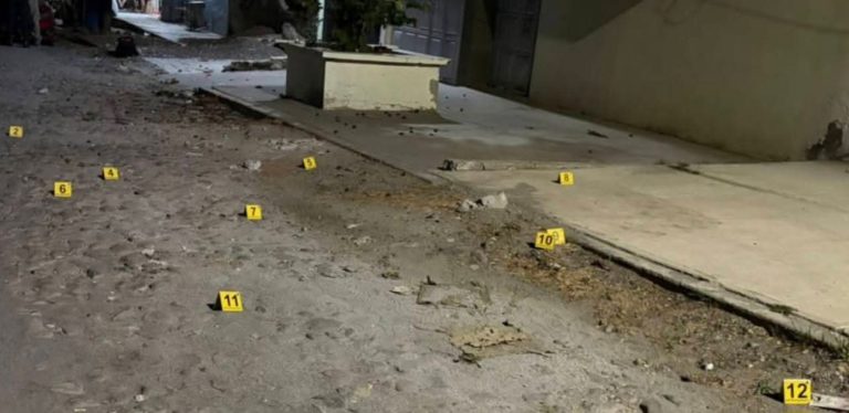 Con armas largas rafaguean auto en Apatzingán