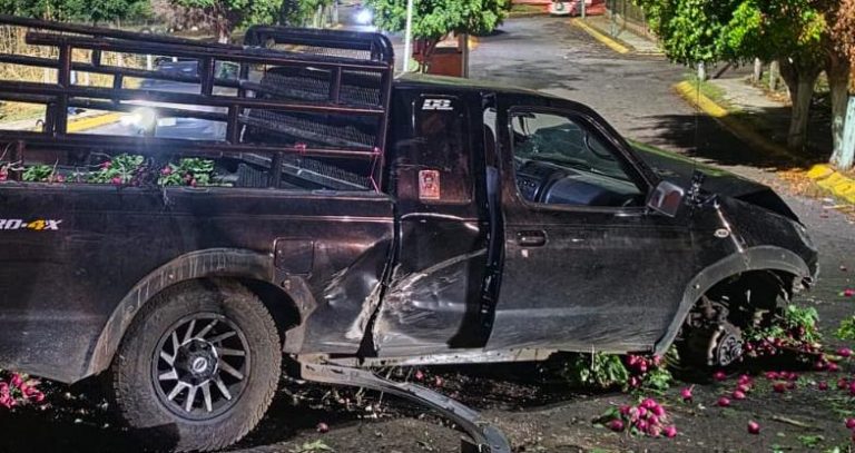 Ladrones se roban camioneta y minutos después chocan, en Zamora