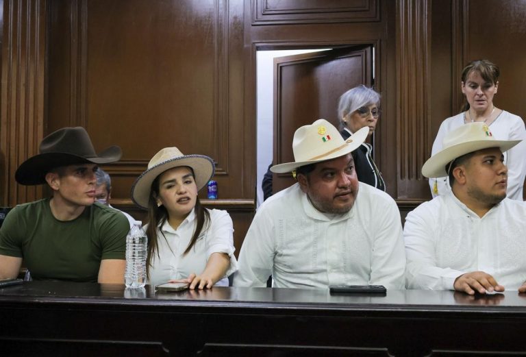 Congreso pone freno al Movimiento del Sombrero; independientes ya no podrán agruparse