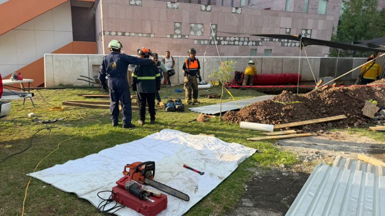 Colapso de tierra atrapa a obrero en una zanja en instalaciones del Hospital Regional IMSS Charo