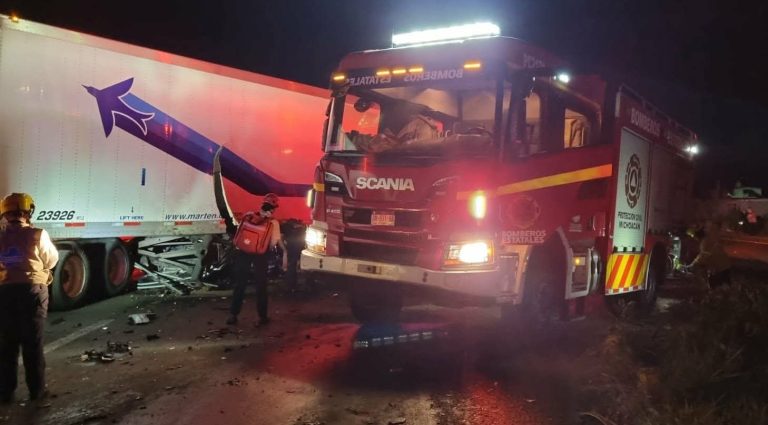 Auto choca contra caja de tráiler en la Morelia-Pátzcuaro; hay dos muertos