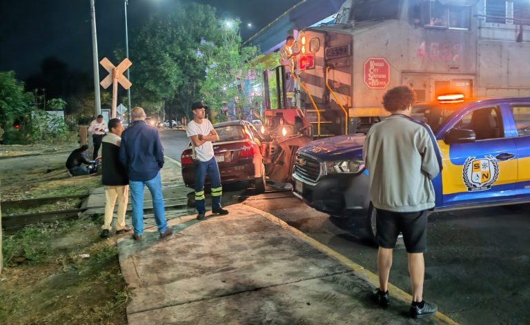 Auto es embestido por el tren en Morelia