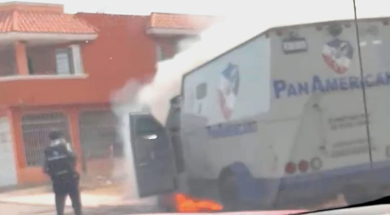 Se incendia camión blindado de valores en Tepalcatepec