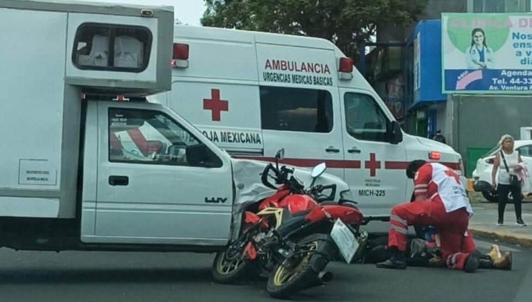 Moto y camioneta chocan en Calzada Ventura Puente; hay un herido
