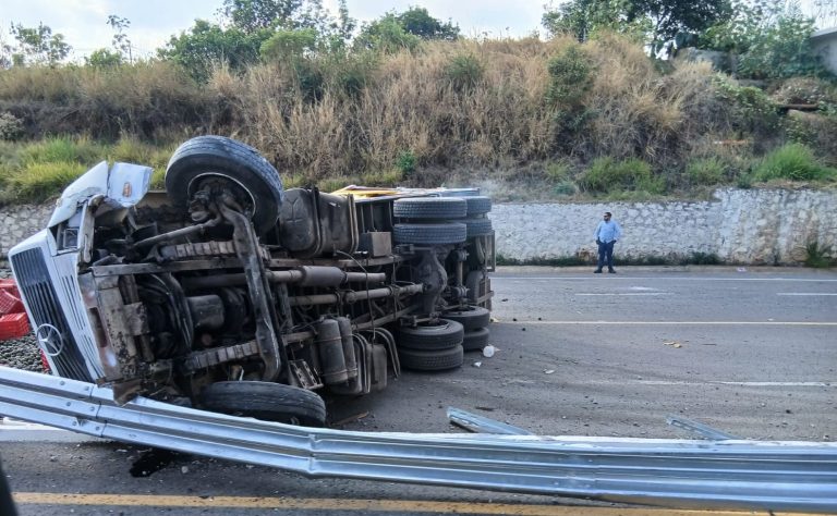 Vuelca camión aguacatero en la autopista Siglo XXI