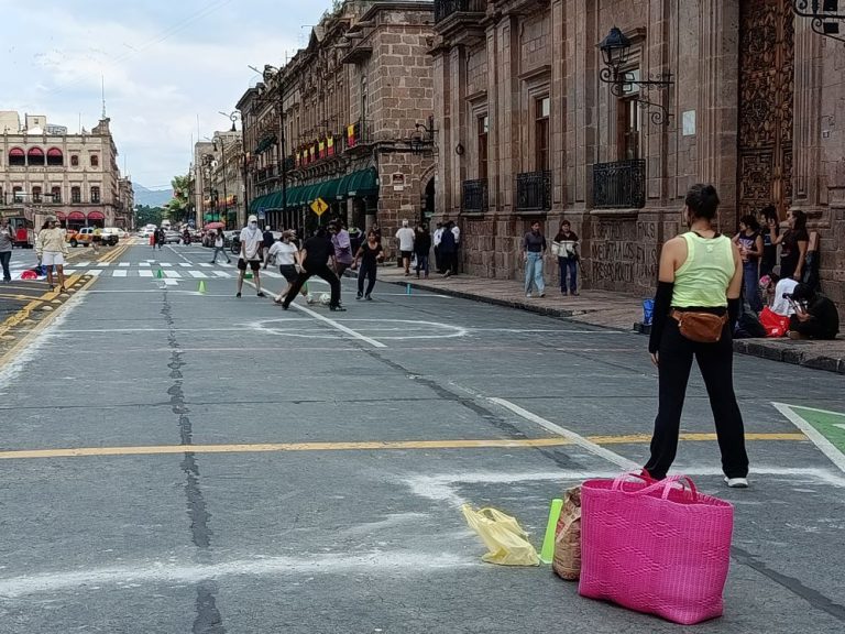 Colectivos realizaron cascarita futbolera en contra del Mundial en primer cuadro de Morelia