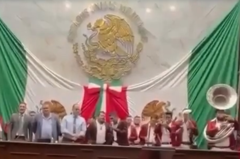 Desde la tribuna que aprobó sanciones contra la apología del delito, Baltazar Gaona canta un narcocorrido