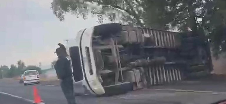 Vuelca tráiler en la carretera Tarímbaro-Zinapécuaro; solo hubo daños materiales