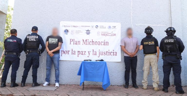 Detienen a cuatro personas en Morelia; aseguran armas, droga y una motocicleta 