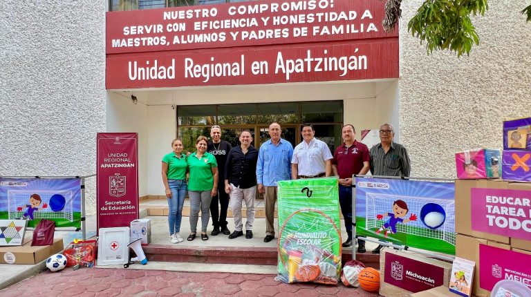 Entregan equipamiento e insumos a planteles de la región de Apatzingán 