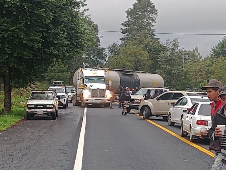 Al menos ocho puntos carreteros con bloqueos y tomas