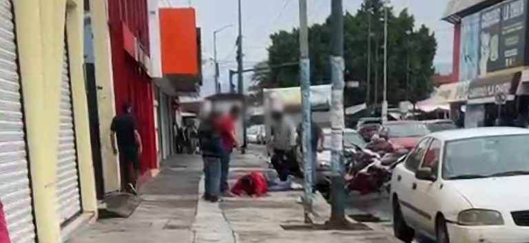 Le propinan brutal golpiza a presunto ladrón en la colonia Ventura Puente en Morelia 