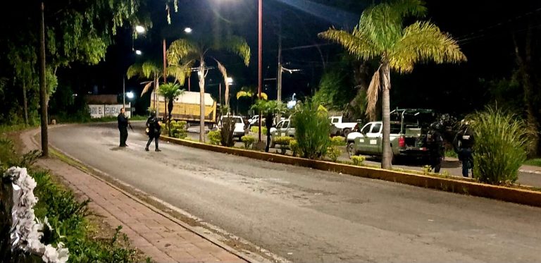 Sujetos armados se enfrentan en Queréndaro y queman un camión