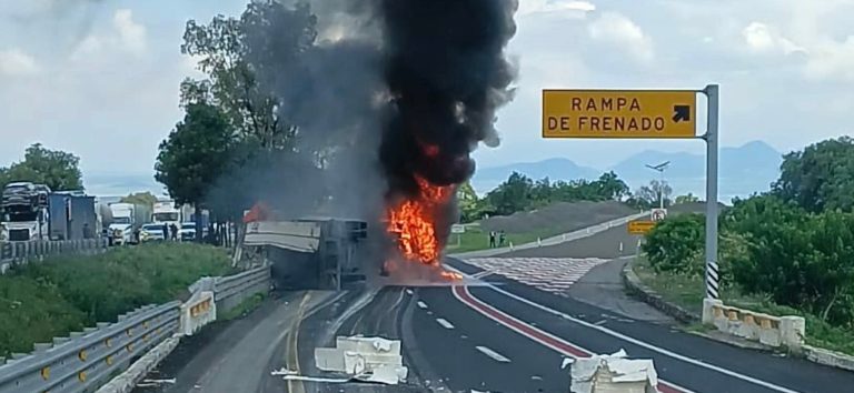 Arde tractocamión tras volcar en la autopista México-Guadalajara, en Zinapécuaro