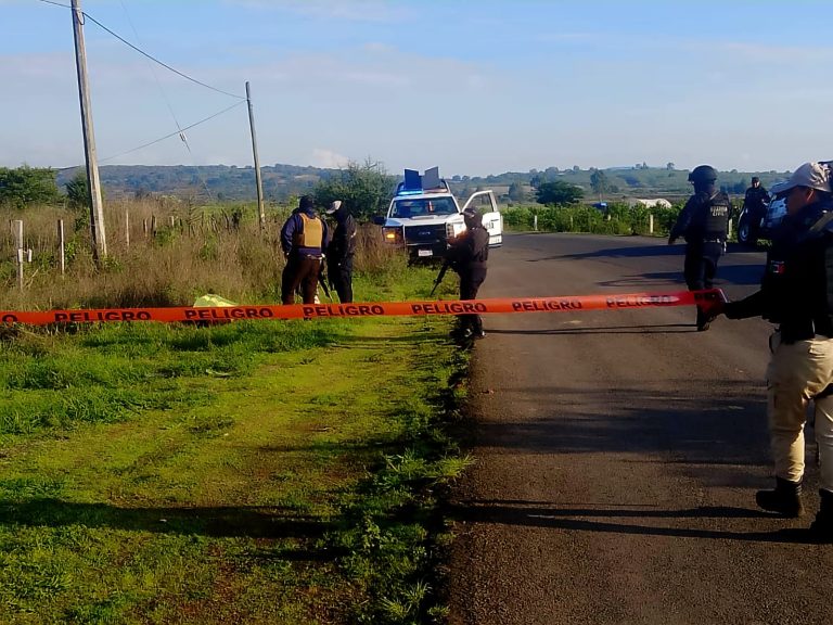 Abandonan ejecutado junto con un narcomensaje, en Tangamandapio