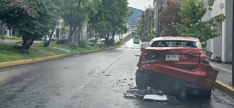 Auto estacionado es chocado por otro vehículo en Morelia 