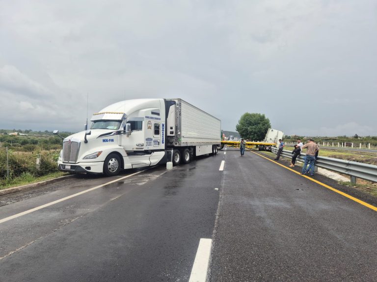 Choque entre tráileres provoca caos vial en la Autopista de Occidente; filas duraron más de dos horas
