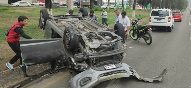 Vuelca camioneta en el Libramiento Norte de Morelia; hay lesionados leves