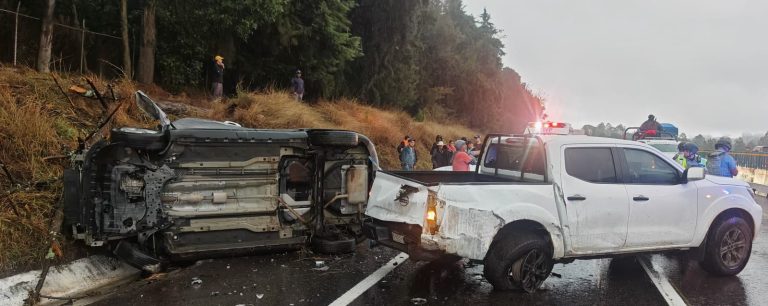 Choque – volcadura deja dos personas sin vida, en la autopista Siglo XXI