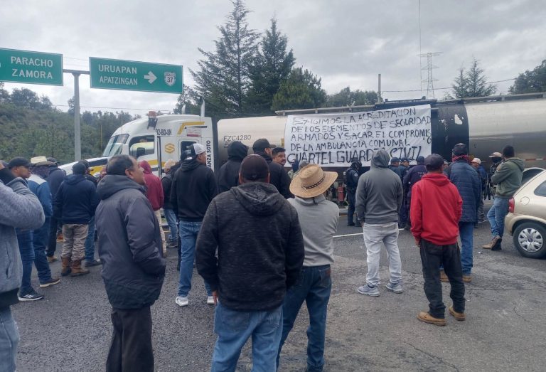 Retienen a 7 policías en bloqueo de Pomacuarán